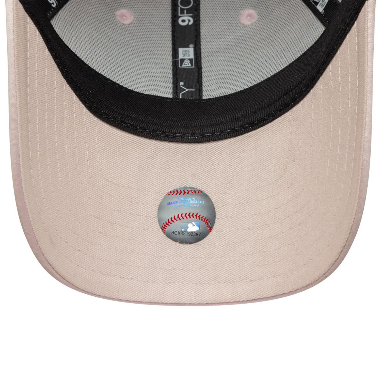Gorra 9forty Mlb New York Yankees Satin Rosa Pastel image number 4.0